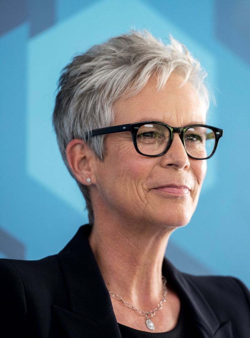 pixie cut für ältere frauen kurze haare mit brille