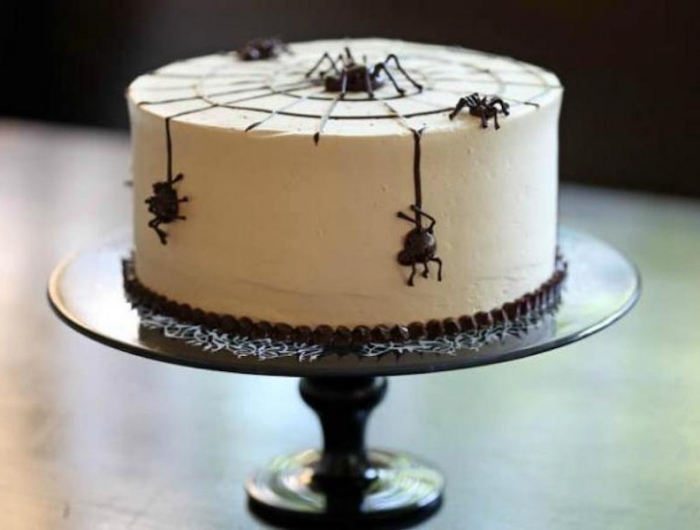 rezepte halloween halloween essen kinder ideen halloween torte weiß mit spinnen