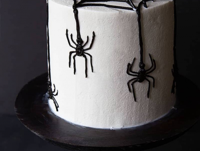 rezepte halloween torte selber machen halloween essen kinder weiße torte mit spinnen