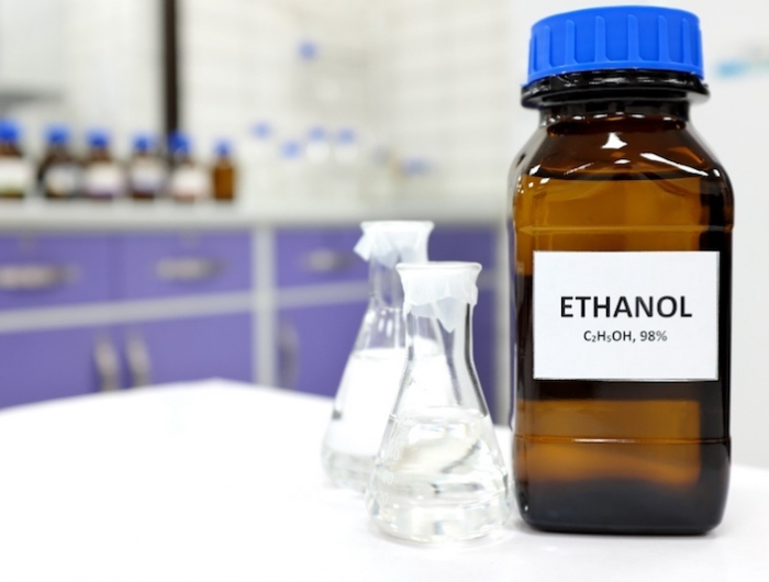 schimmelentferner wand schimmel im bad entfernen ethanol glasflasche mit ethanol