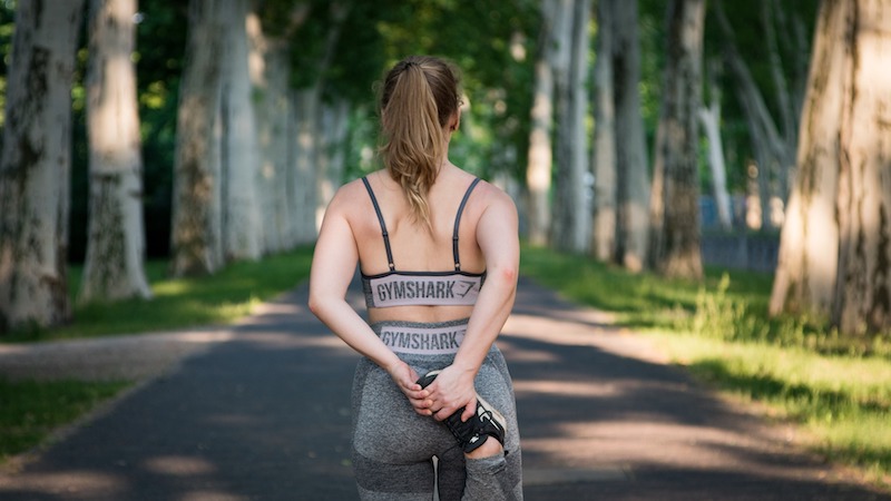 schnell bauchfett abnehmen bauchfett loswerden bauchfett wegbekommen junge frau rennt im park jogging