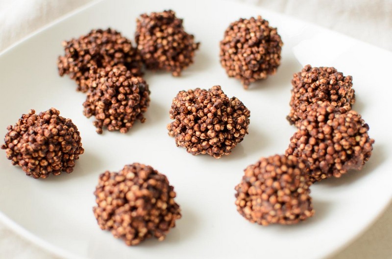 schoko crossies selber machen mit gepuffter quinoa ohne zucker gesunde vegane schoko crossies bällchen