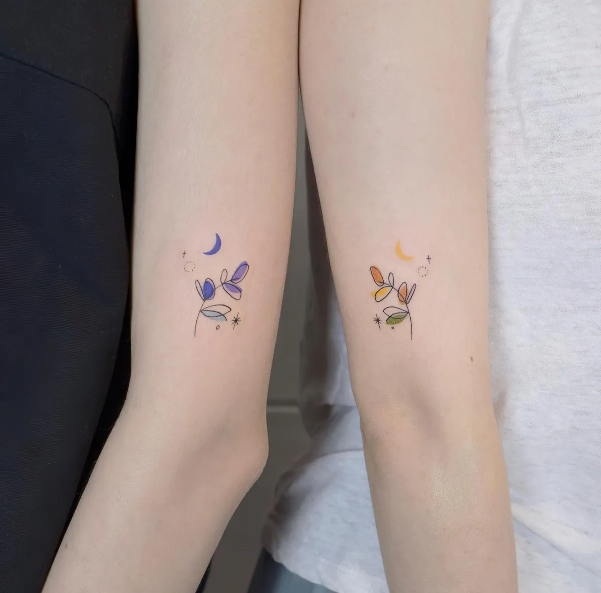 schwestern tattoos ideen farbige blumen mond