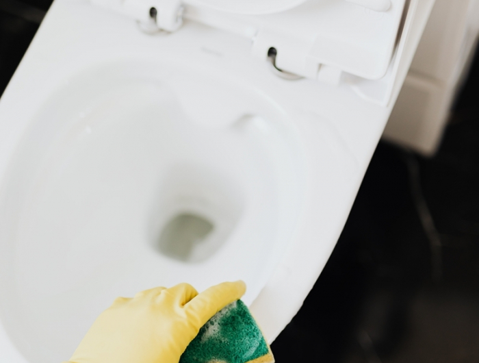 stark verschmutzte toilette reinigen kloschüssel sauber halten