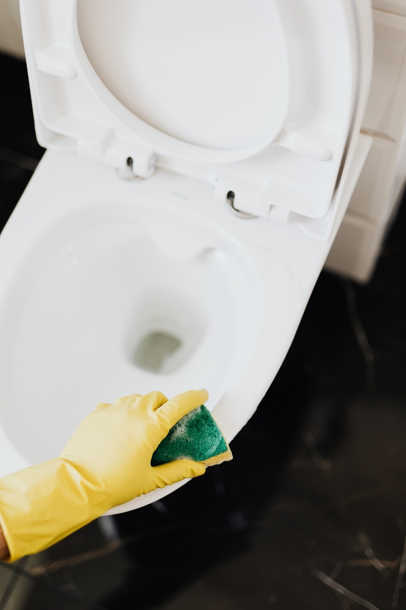 stark verschmutzte toilette reinigen kloschüssel sauber halten