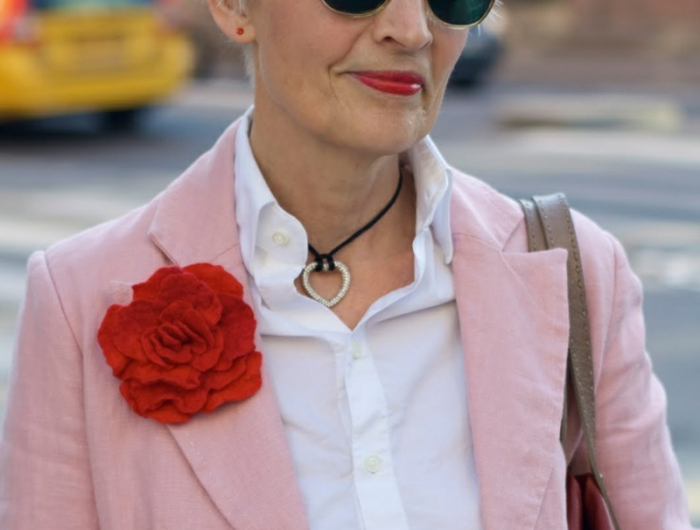street style inspo pinker blazer pixie cut für ältere frauen