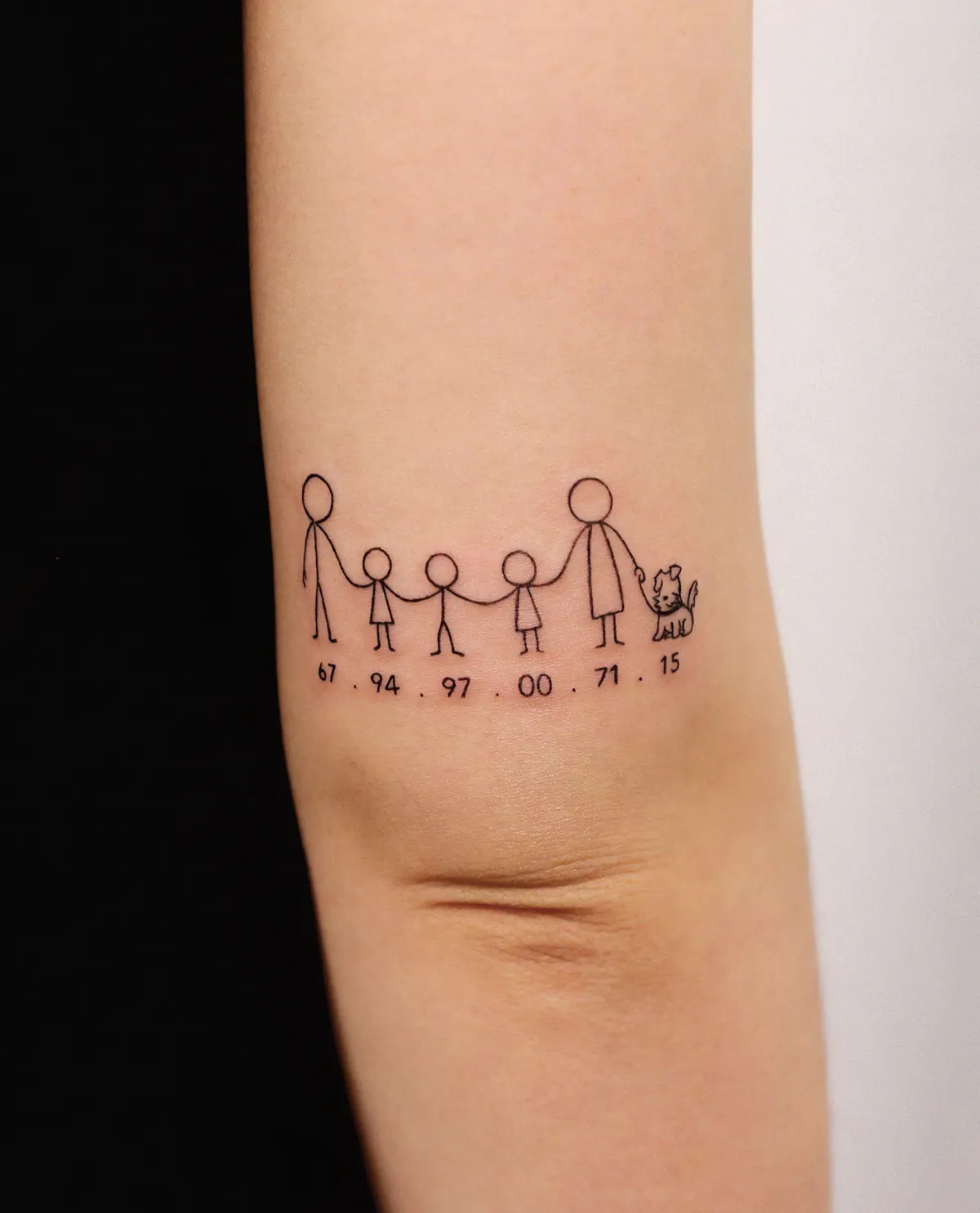tattoo am oberarm mit allen familienmitgliedern
