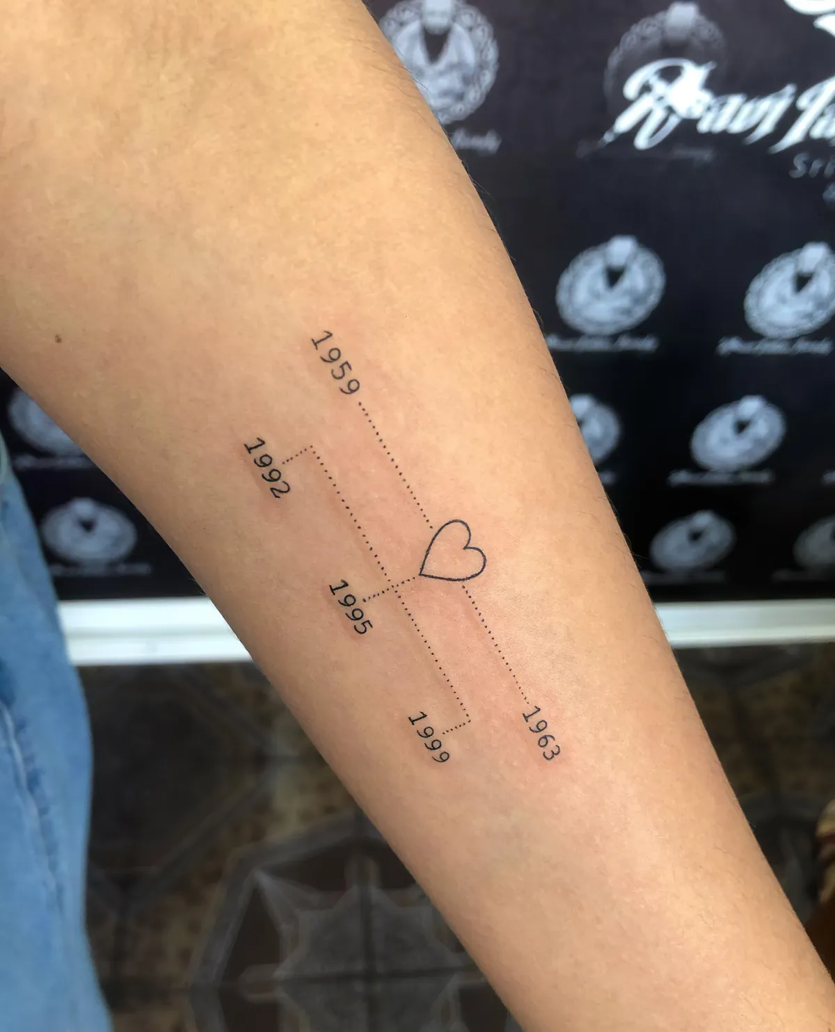 tattoo am unterarm herz im zentrum wichtige daten