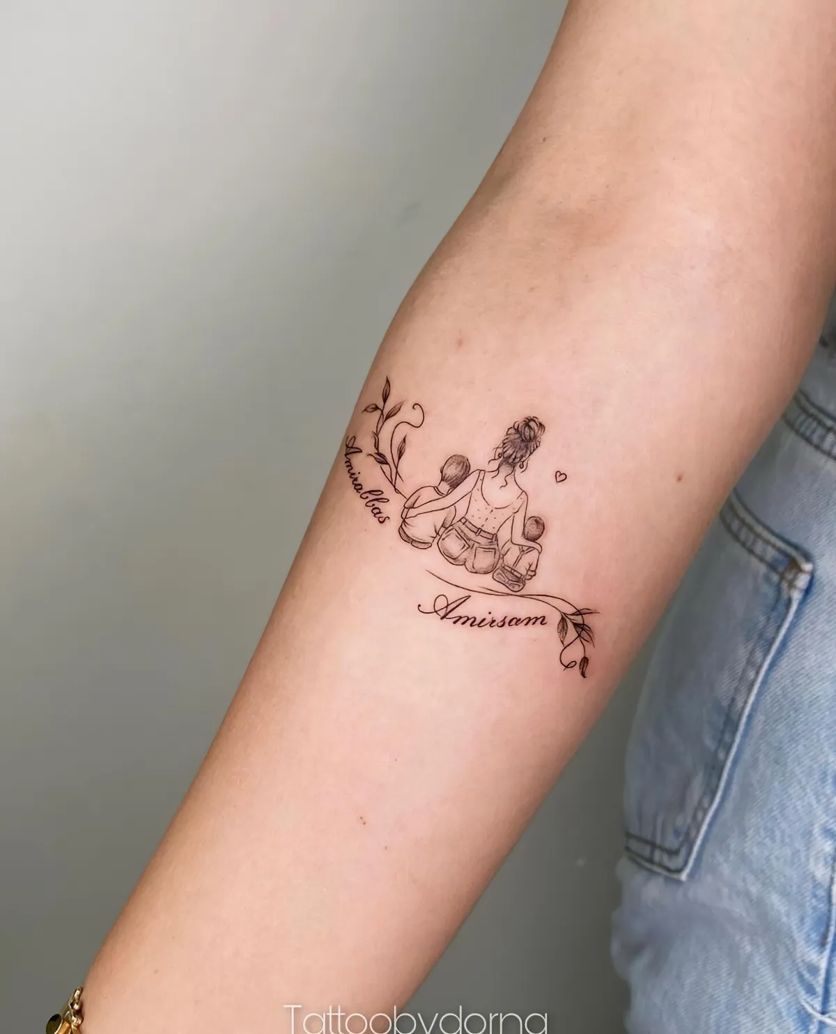 tattoo für familien mutter mit zwei kindern am unterarm