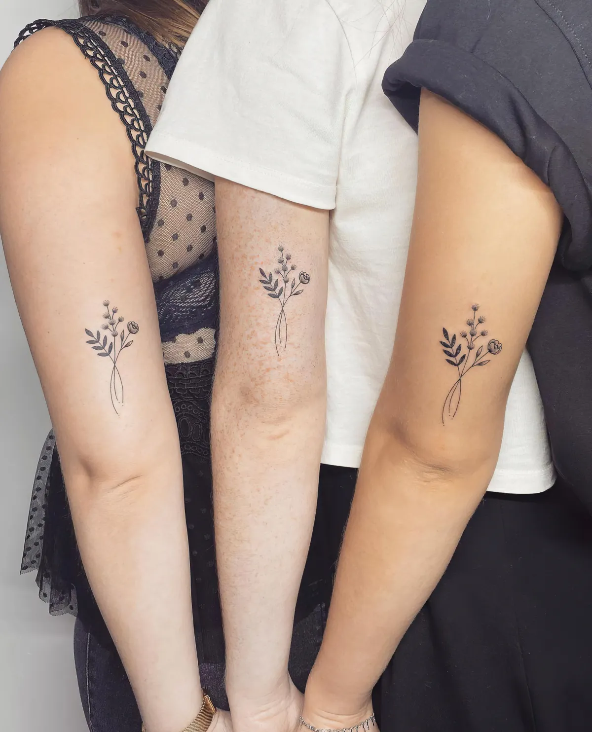 tattoos für schwestern blumen tätowierungen am oberarm