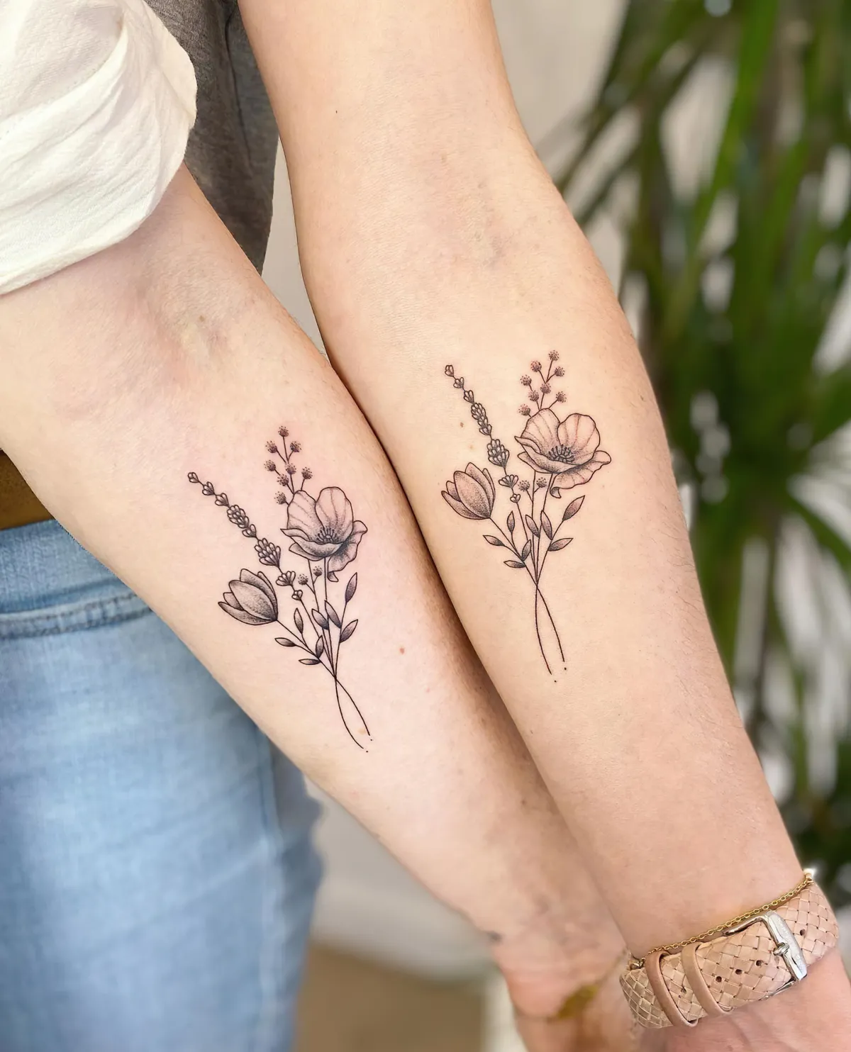 tattoos für schwestern kleine blumensträuße am unterarm