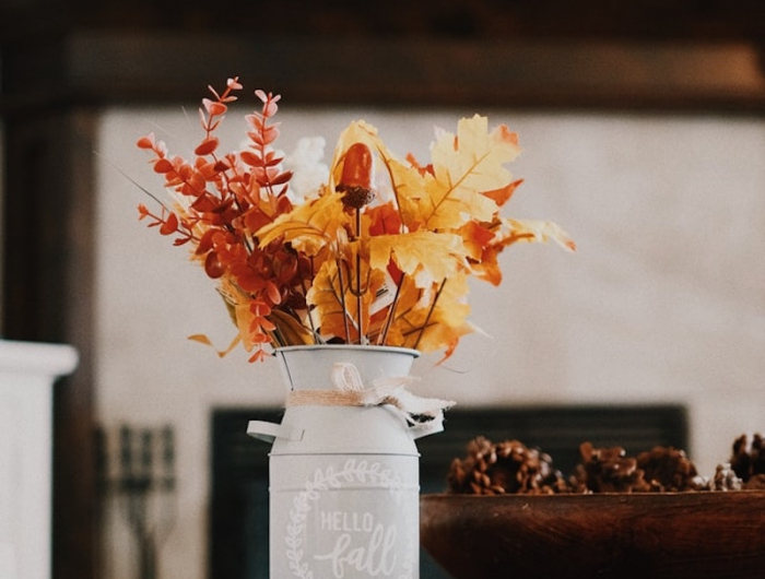 tischdeko naturmaterialien herbst deko mit blättern in vase