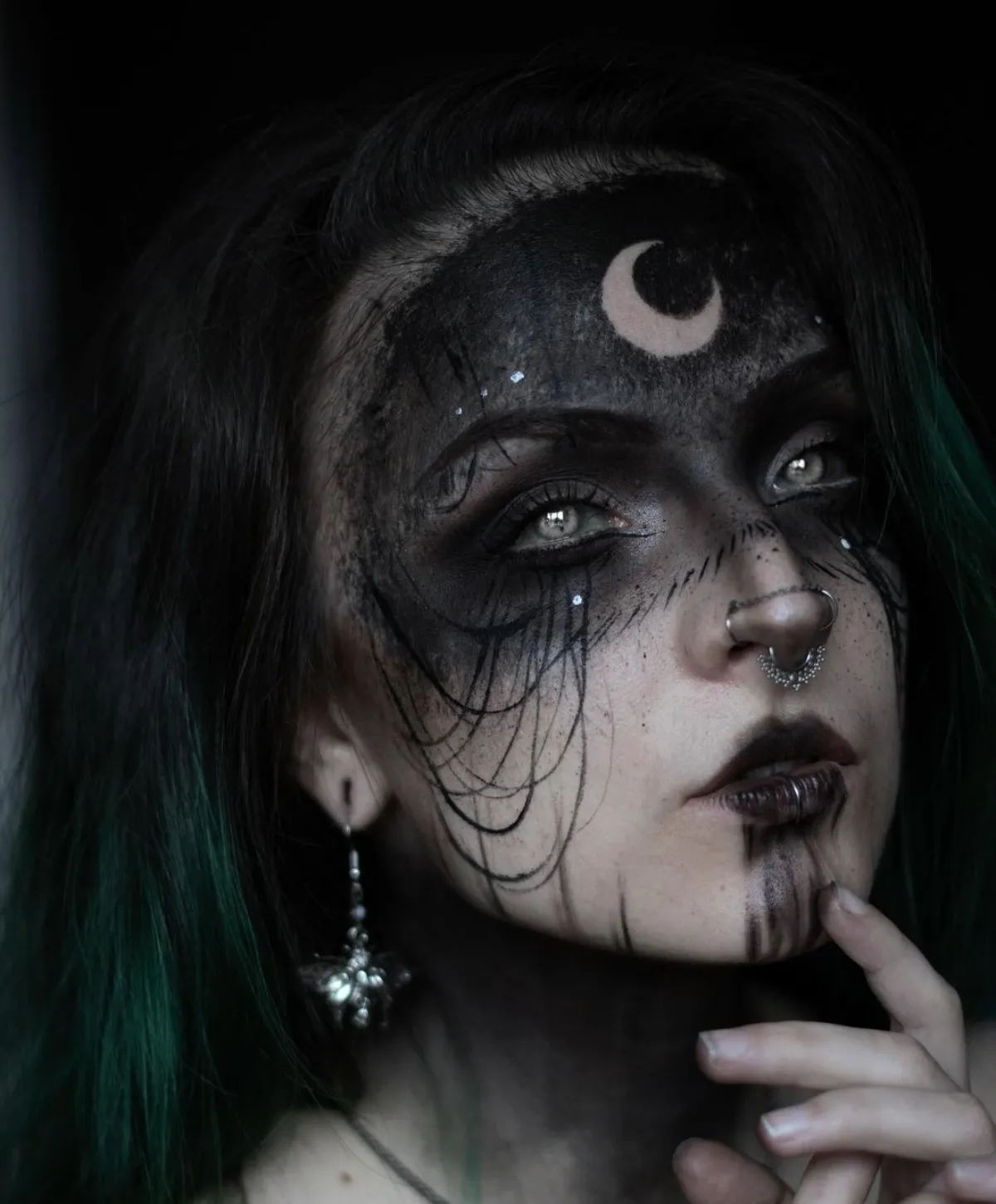 vampir make up halloween gruselig in schwarz