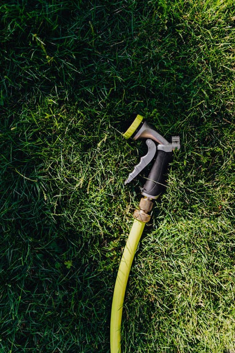 verschiedene kabelbinder varianten gartenschlauch wasserversorgung