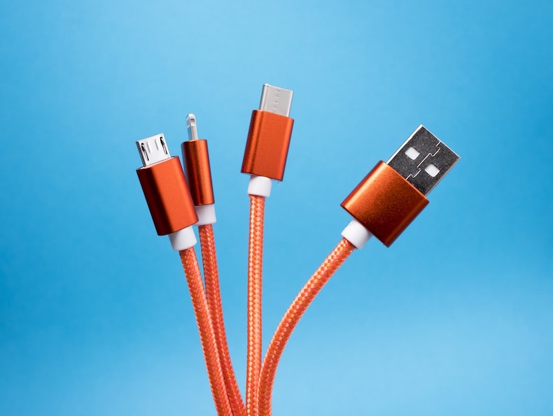 verschiedene kabelbinder varianten kabel von ladegeräten
