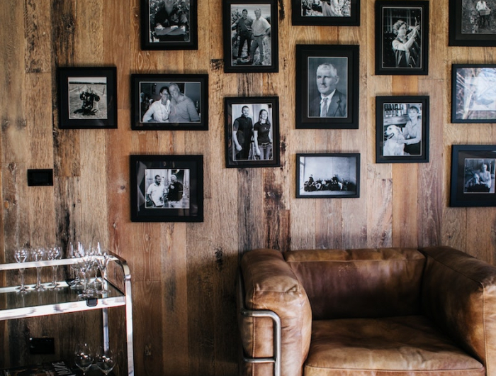 wandgestaltung wohnzimmer ideen massivplattenversand de holzwand mit fotos über sessel