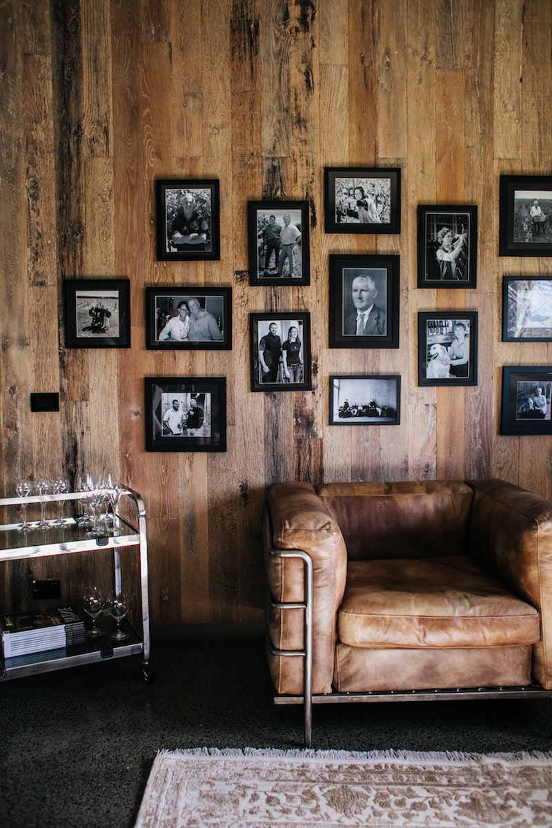 wandgestaltung wohnzimmer ideen massivplattenversand de holzwand mit fotos über sessel