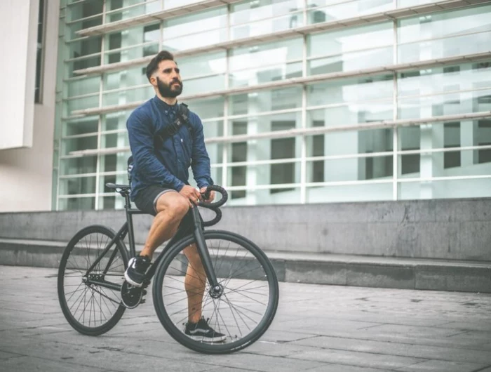 was ist das beste fahrradmarke santafixie raval fixie singlespeed mann mit kurzhosen fährt rad