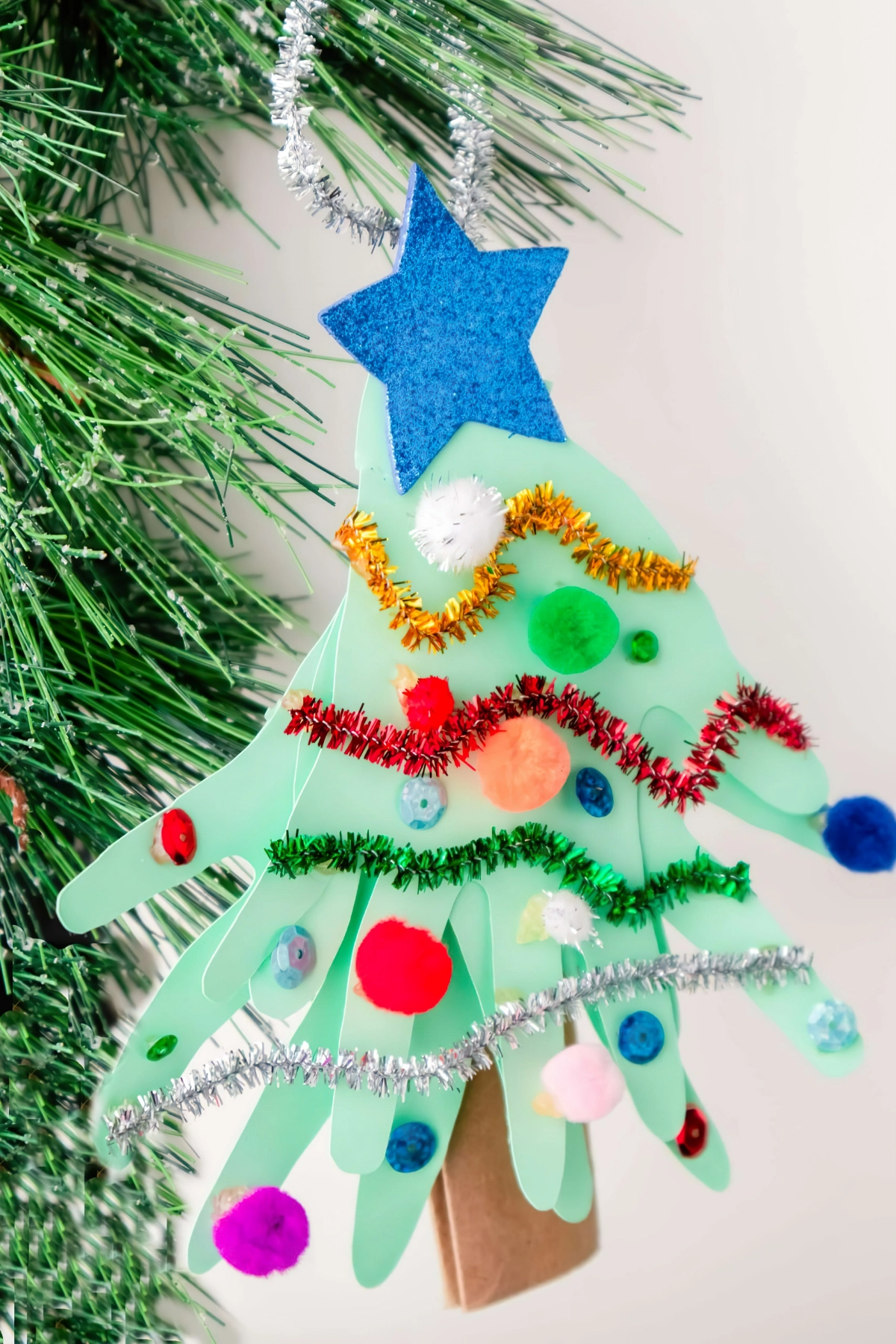 weihnachtsbaumschmuck basteln mit kindern weihnachtsbaeume aus hadnabdruecken kidsactivityzone