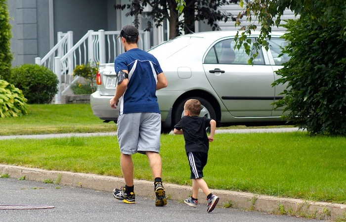 wie halte ich meinen körper gesund jogging mit kleinkind