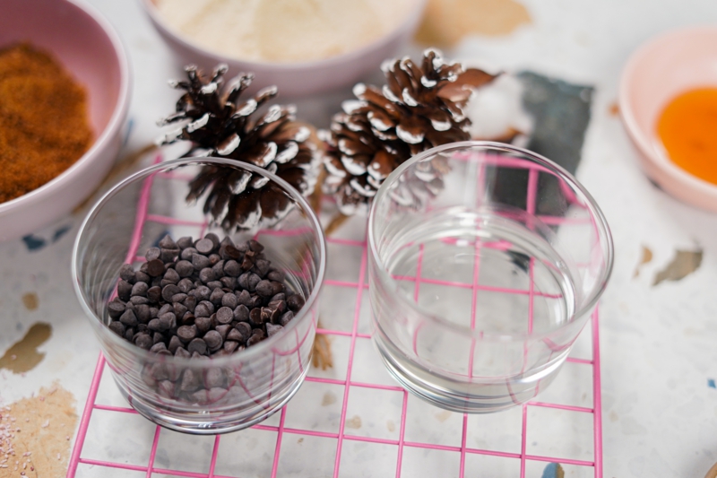 8 zutaten für weihnachtsplätzchen schokoladenstückchen in einer schale