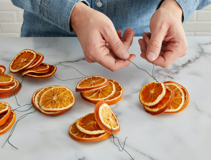 adventskranz bestellen adventskranz diy getrocknete orangen mit draht binden