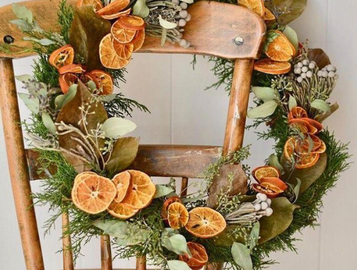 adventskranz fertig dekoriert kaufen adventskranz eukalyptus kaufen adventskranz trockenblumen trockene orangen auf stuhl hängen