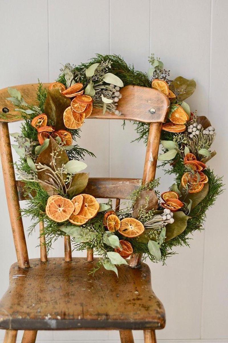 adventskranz fertig dekoriert kaufen adventskranz eukalyptus kaufen adventskranz trockenblumen trockene orangen auf stuhl hängen