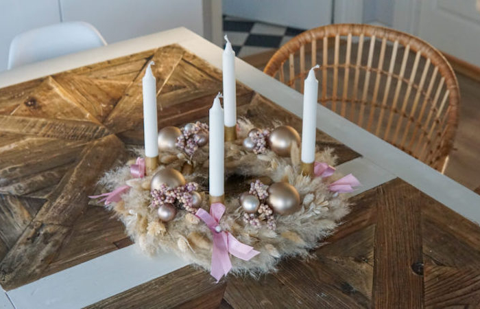 adventskranz online bestellen adventskranz aus trockenblumen basteln ideen beige adventskranz mit samtgras rosa schleifen goldene weihnachtsbälle