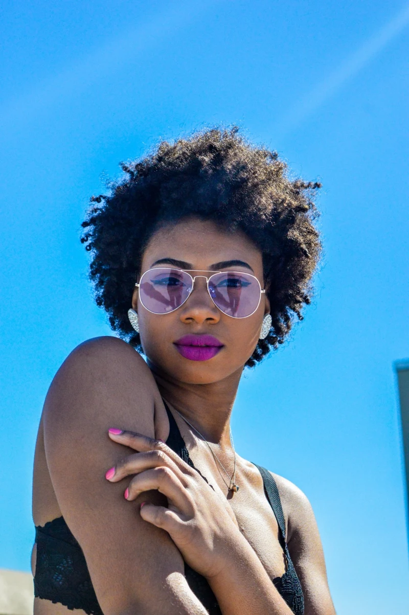 afro kurzhaarfrisuren frauen styling tipps und ideen frau mit sonnenbrillen