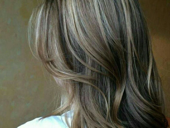 aschnlond balayage grau silber haarfarbe welche farbe in graue strähnen junge frau mit babylight.graue strähnen