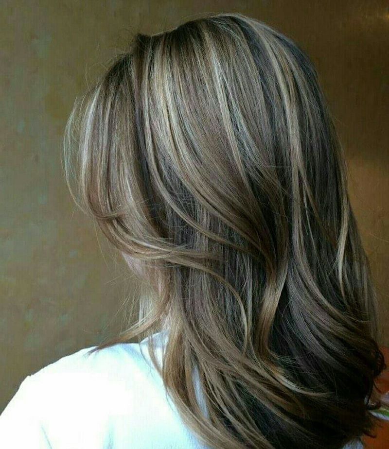 aschnlond balayage grau silber haarfarbe welche farbe in graue strähnen junge frau mit babylight.graue strähnen