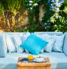 außenbereich gemütlich gestalten sofa mit blauen sitzkissen