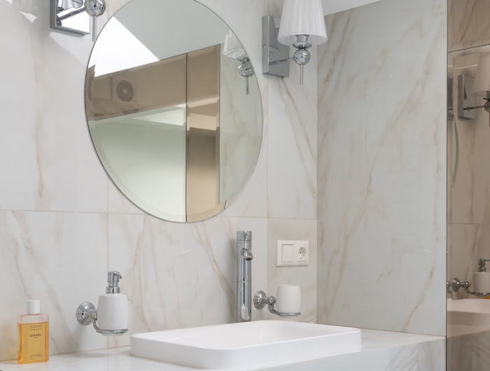 badezimmer einrichtung bad gestalten weiße kommode runder spiegel