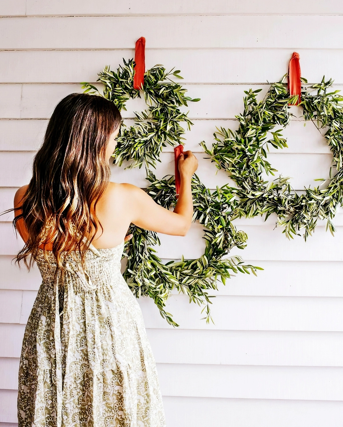 bastelideen weihnachten einfach diy kraenze aus zweigen weihnachtsskraezne genevavanderzeil