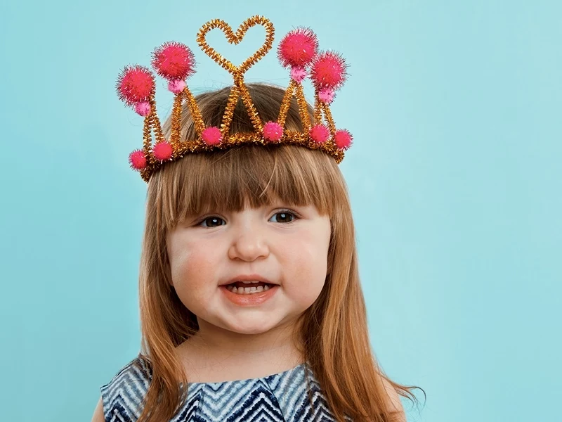 basteln mit pfeifenreiniger kleines mädchen bastelideen für kinder diy krone