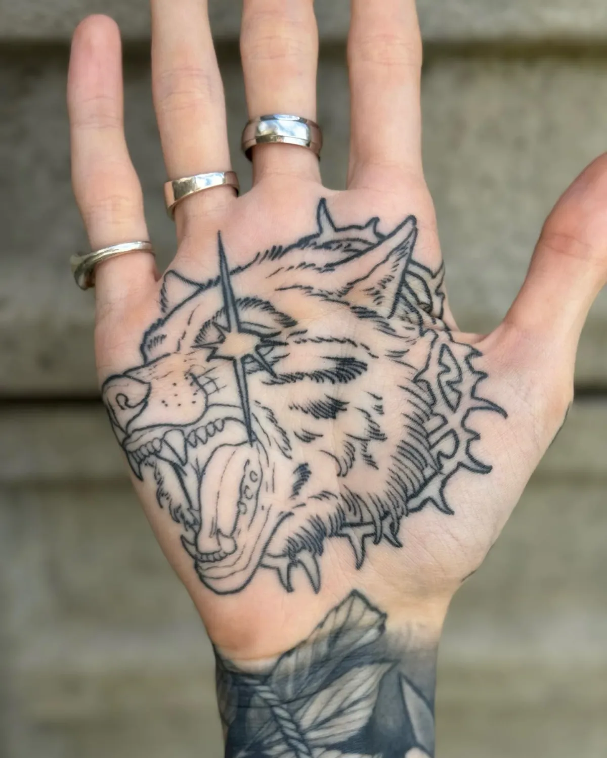 blackwork wolf tattoo auf der innenhand