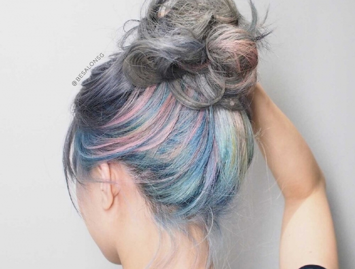 blonde haare mit strähnen deckhaar in pastell farben