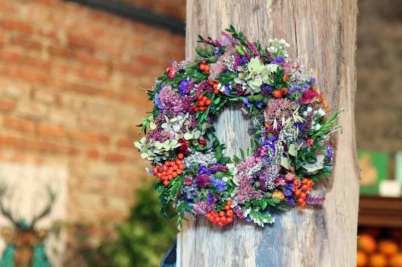 blumen basteln mit kindern vorlagen hebrstkranz vor der tür
