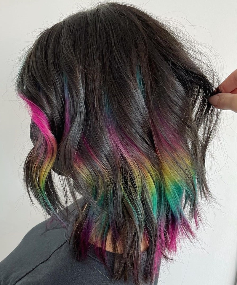 braune haare mit strähnen regenbogenfarben farbtechnik peekaboo