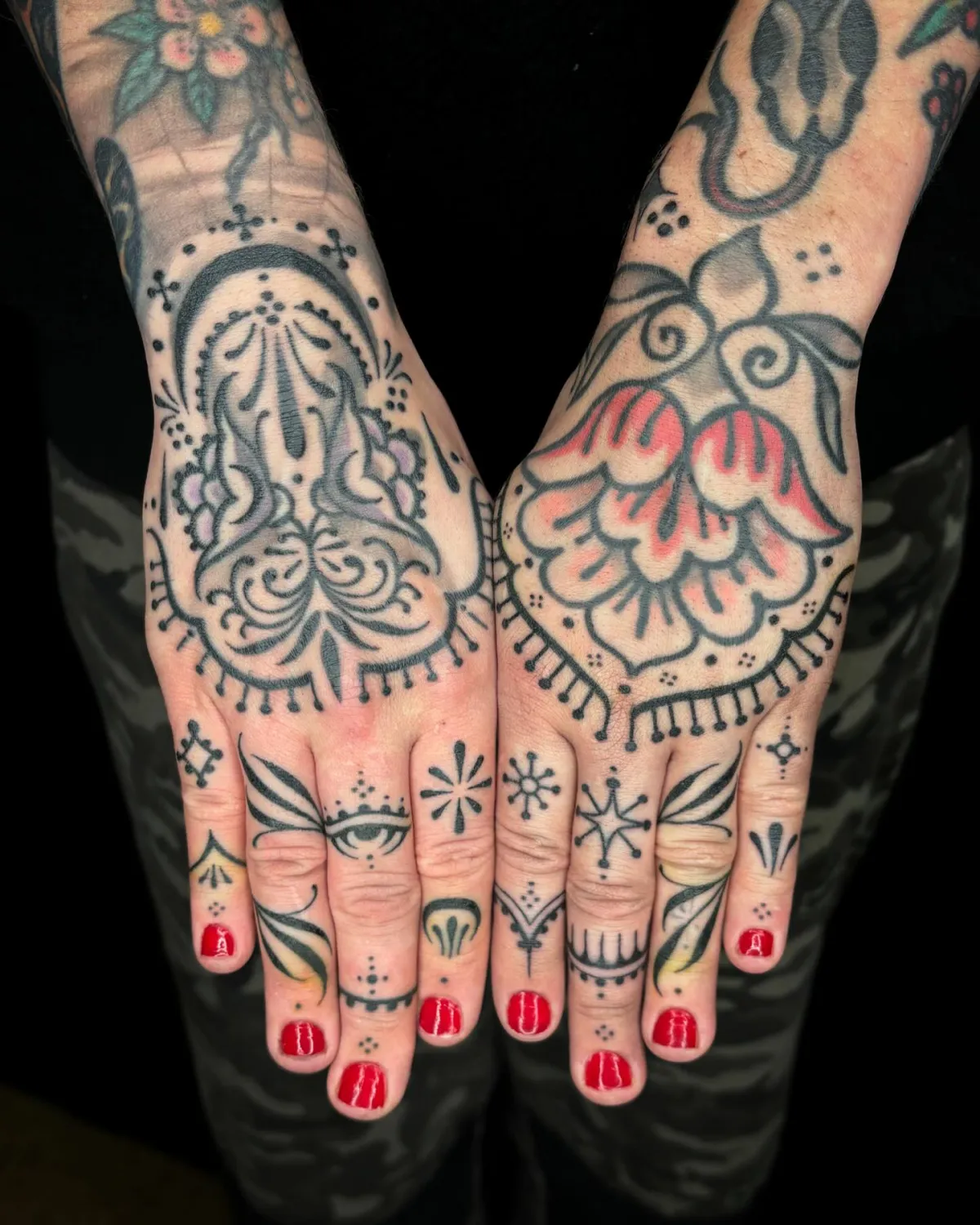bunte hand tattoos in henna style