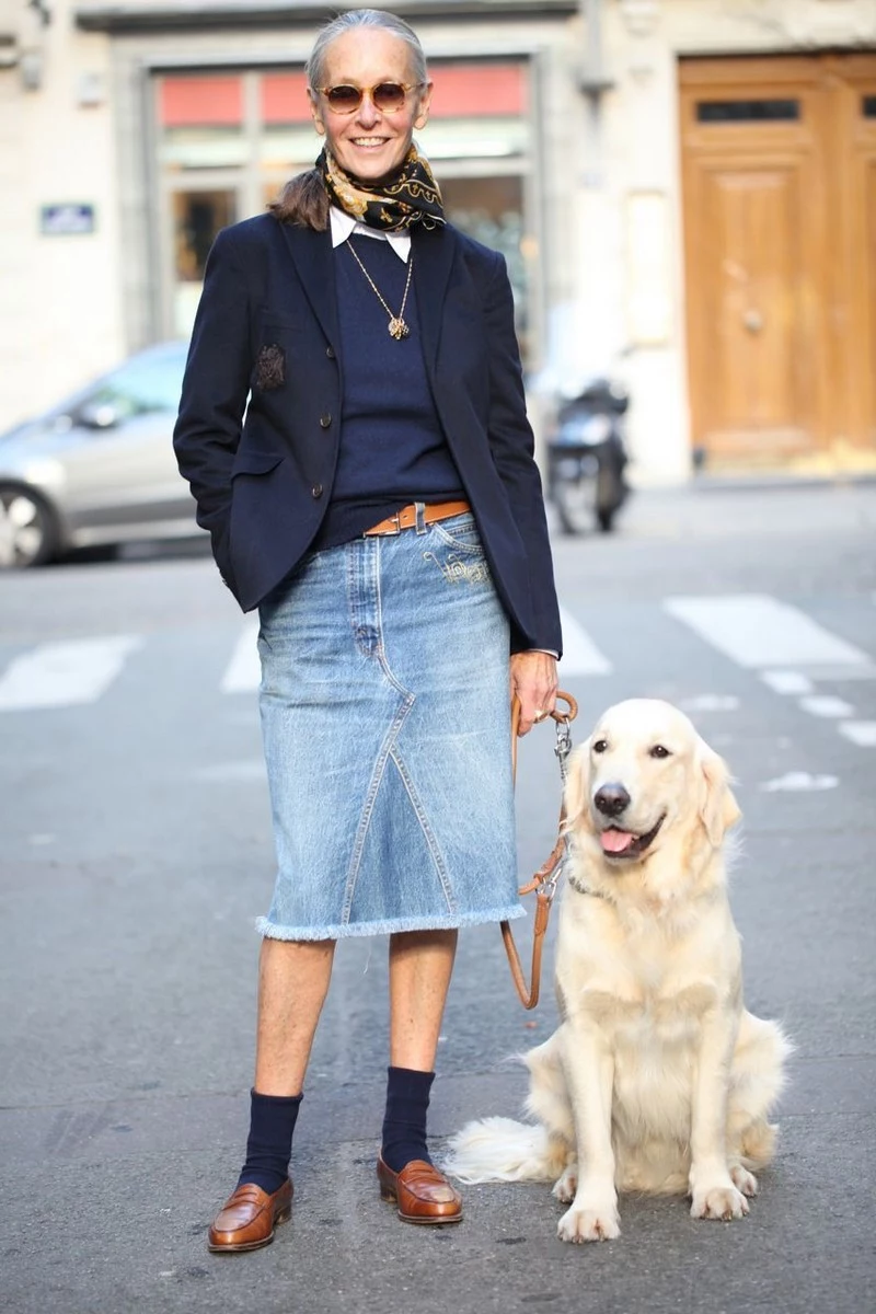 coole frauen mit 50 welche kleidungsstücke machen alt frau mit denim rock dunkle bluse hund