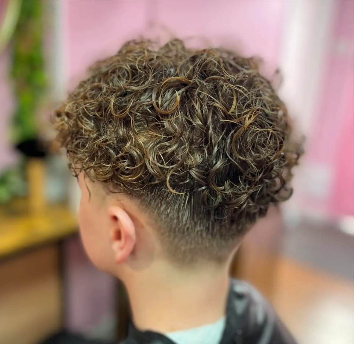 curly caeser haarschnitt für jungs lockige haare