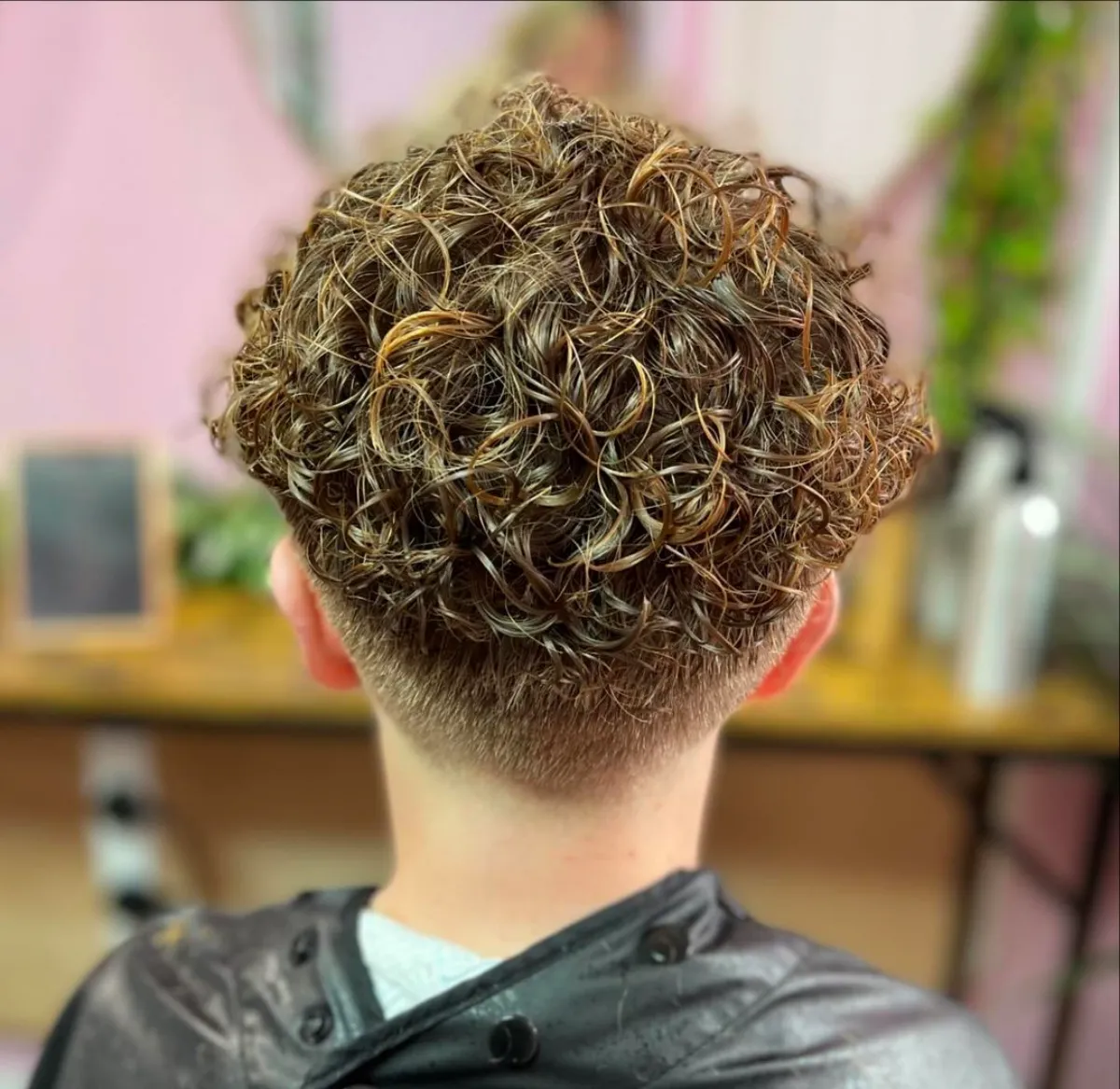 curly caeser haarschnitt jungs frisuren trends 2024