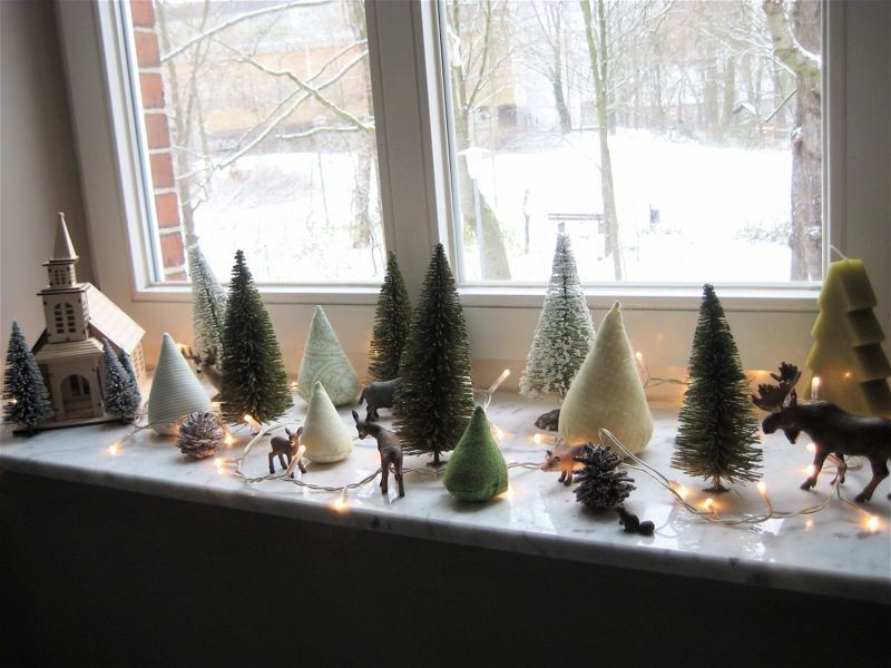 deko für fenster schmale fensterbank dekorieren für weihnachten tannenbäume figuren weiß grün