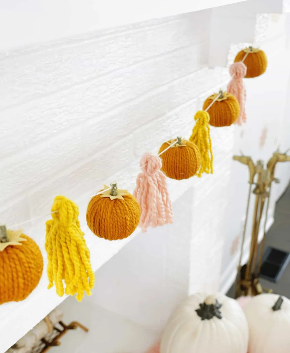 diy halloween deko girlande aus garn kürbisse quasten