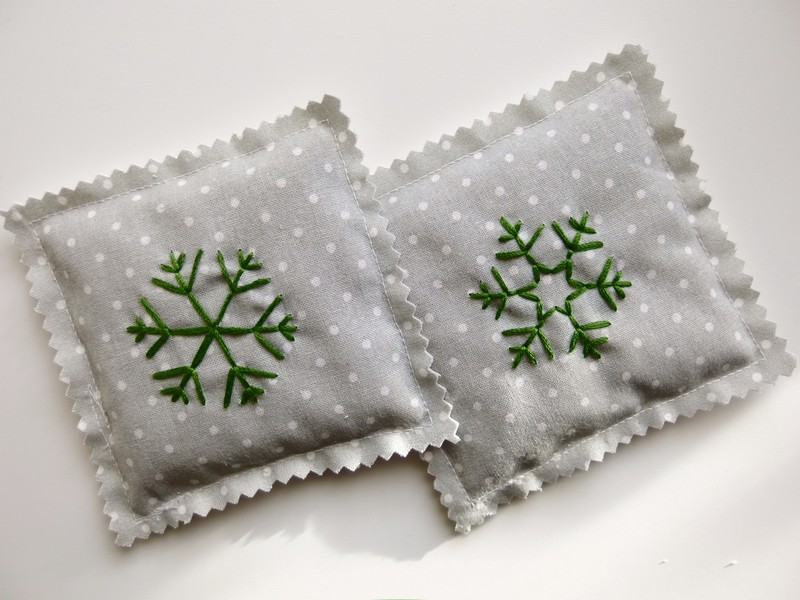 diy weihnachtsgeschenke selber basteln für erwachsene zwei handwärmer grau mit schneeflocken