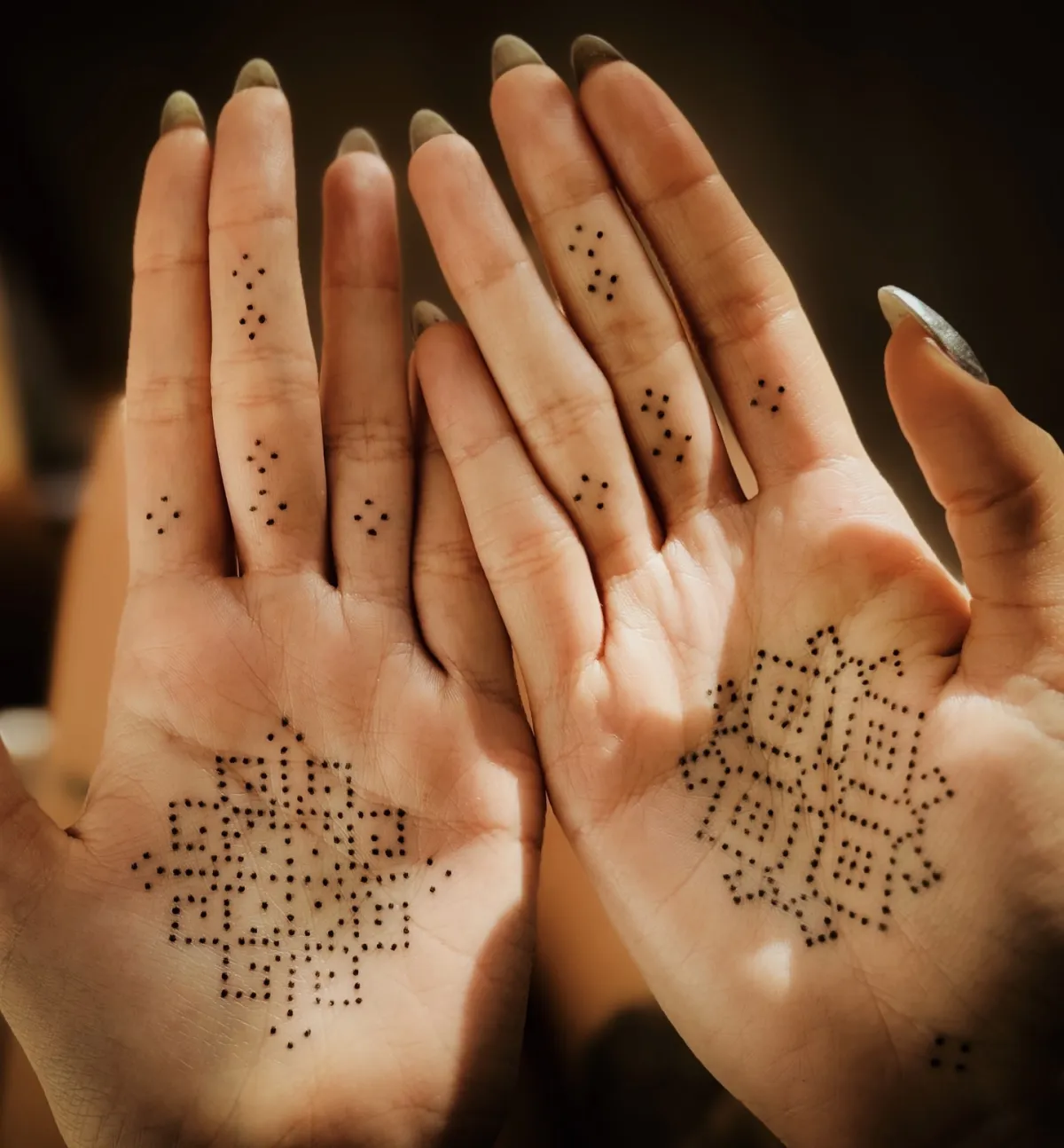 dot work hand und finger tattoos minimalistisch mit ethno motive