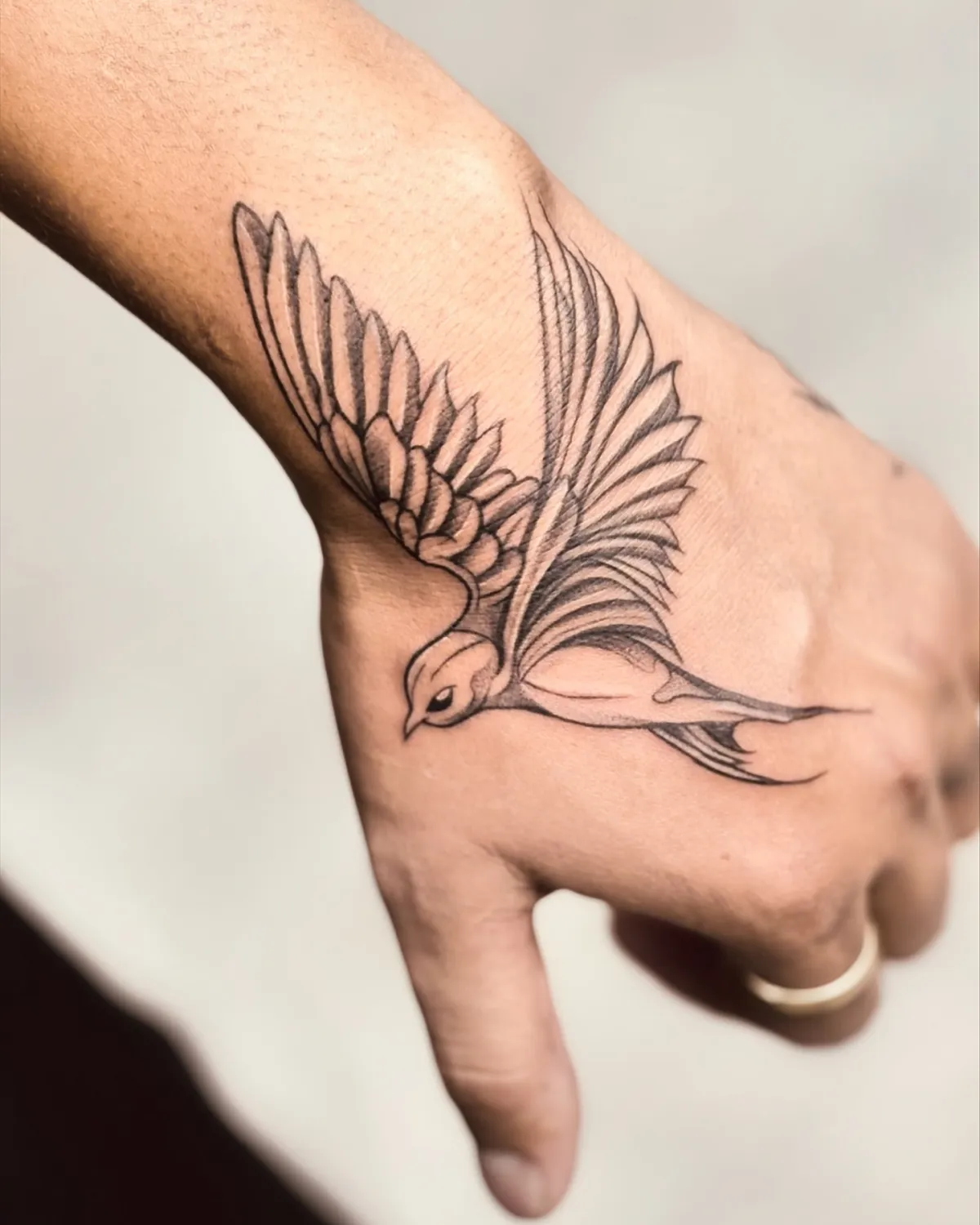 dreidimensionales hand tattoo mit schwalbe