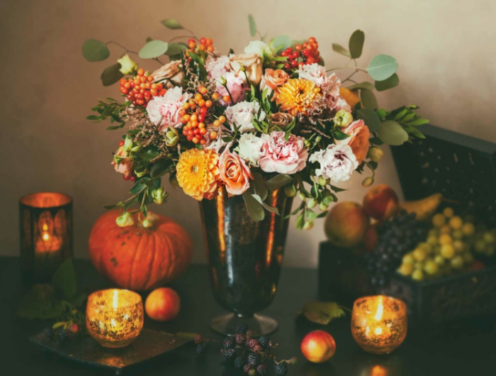 eine vase aus metall kerzen herbst deko tisch herbstdeko tisch herbst kürbis halloween vase mit blumen